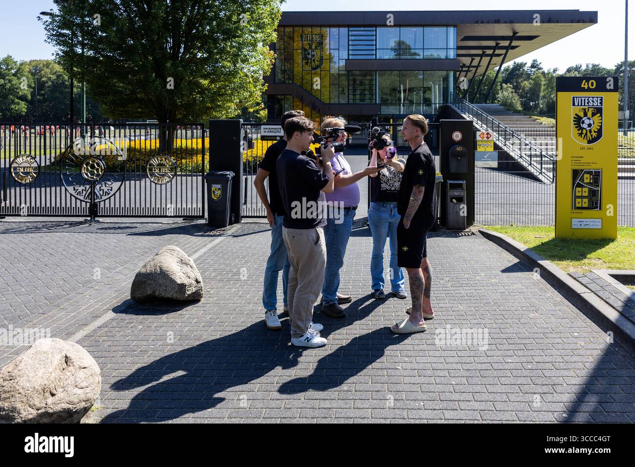 ARNHEM - il calciatore Alexander Büttner (r) parla ai media presso la struttura di allenamento papendale dove i giocatori Vitesse si incontrano di nuovo. Vitesse non giocherà il calcio professionistico la prossima stagione dopo che il club di Arnhem ha perso un'ingiunzione preliminare contro la KNVB (Royal Dutch Football Association) per riconquistare la sua licenza professionale. ANP VINCENT JANNINK Foto Stock
