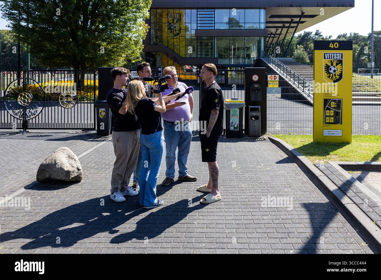 ARNHEM - il calciatore Alexander Büttner (r) parla ai media presso la struttura di allenamento papendale dove i giocatori Vitesse si incontrano di nuovo. Vitesse non giocherà il calcio professionistico la prossima stagione dopo che il club di Arnhem ha perso un'ingiunzione preliminare contro la KNVB (Royal Dutch Football Association) per riconquistare la sua licenza professionale. ANP VINCENT JANNINK Foto Stock