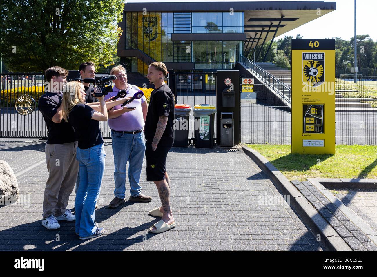 ARNHEM - il calciatore Alexander Büttner (r) parla ai media presso la struttura di allenamento papendale dove i giocatori Vitesse si incontrano di nuovo. Vitesse non giocherà il calcio professionistico la prossima stagione dopo che il club di Arnhem ha perso un'ingiunzione preliminare contro la KNVB (Royal Dutch Football Association) per riconquistare la sua licenza professionale. ANP VINCENT JANNINK Foto Stock