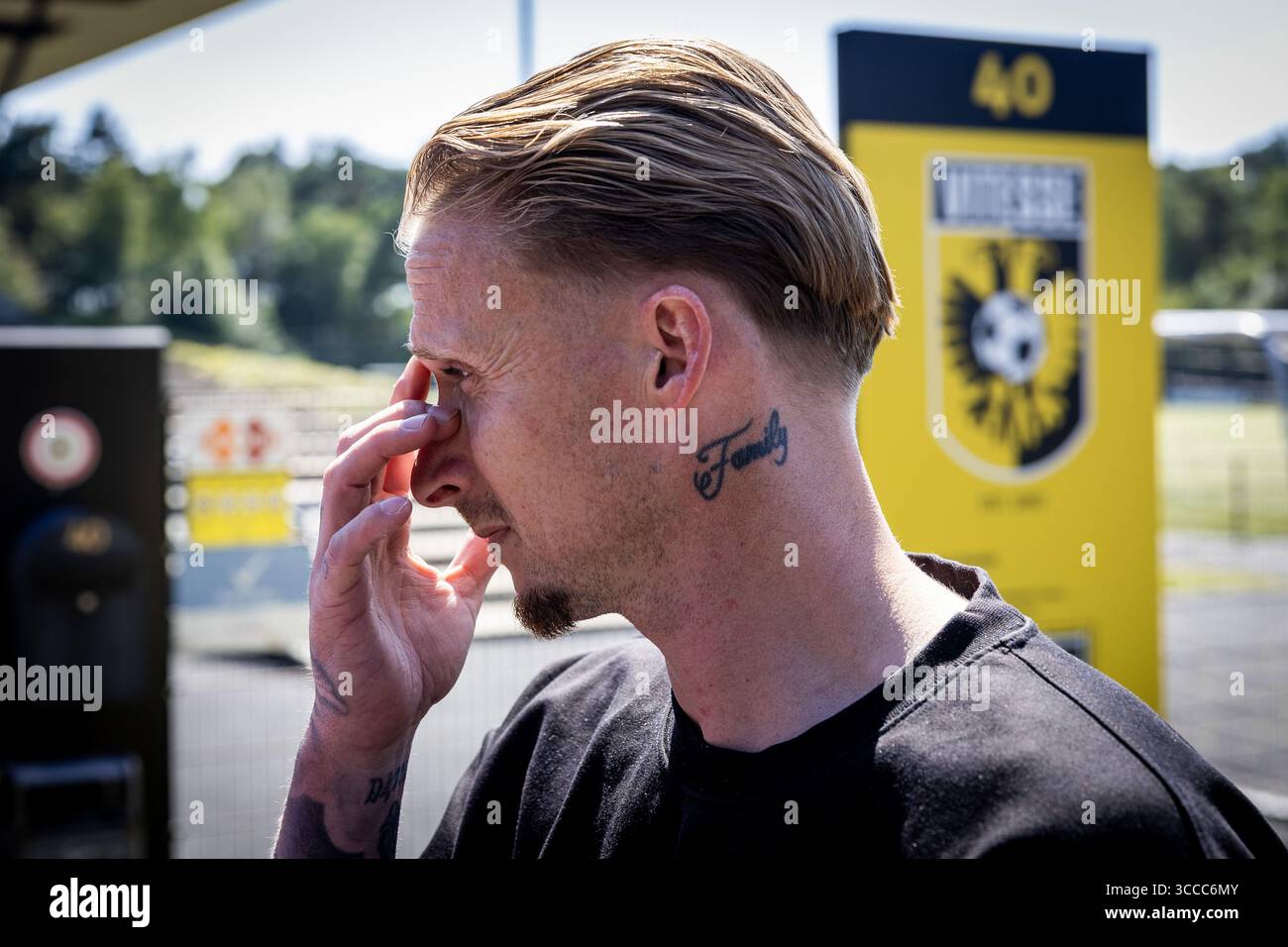 ARNHEM - il calciatore Alexander Büttner (r) parla ai media presso la struttura di allenamento papendale dove i giocatori Vitesse si incontrano di nuovo. Vitesse non giocherà il calcio professionistico la prossima stagione dopo che il club di Arnhem ha perso un'ingiunzione preliminare contro la KNVB (Royal Dutch Football Association) per riconquistare la sua licenza professionale. ANP VINCENT JANNINK Foto Stock
