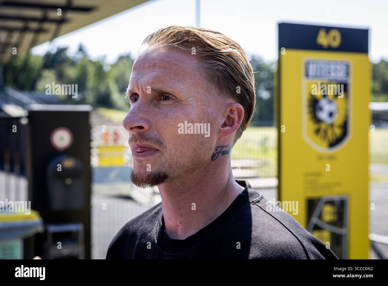 ARNHEM - il calciatore Alexander Büttner (r) parla ai media presso la struttura di allenamento papendale dove i giocatori Vitesse si incontrano di nuovo. Vitesse non giocherà il calcio professionistico la prossima stagione dopo che il club di Arnhem ha perso un'ingiunzione preliminare contro la KNVB (Royal Dutch Football Association) per riconquistare la sua licenza professionale. ANP VINCENT JANNINK Foto Stock