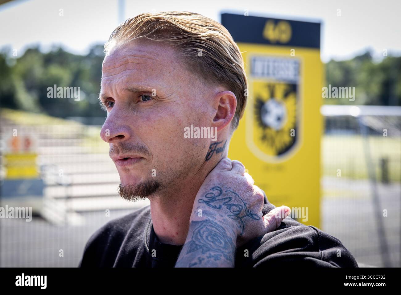 ARNHEM - il calciatore Alexander Büttner (r) parla ai media presso la struttura di allenamento papendale dove i giocatori Vitesse si incontrano di nuovo. Vitesse non giocherà il calcio professionistico la prossima stagione dopo che il club di Arnhem ha perso un'ingiunzione preliminare contro la KNVB (Royal Dutch Football Association) per riconquistare la sua licenza professionale. ANP VINCENT JANNINK Foto Stock