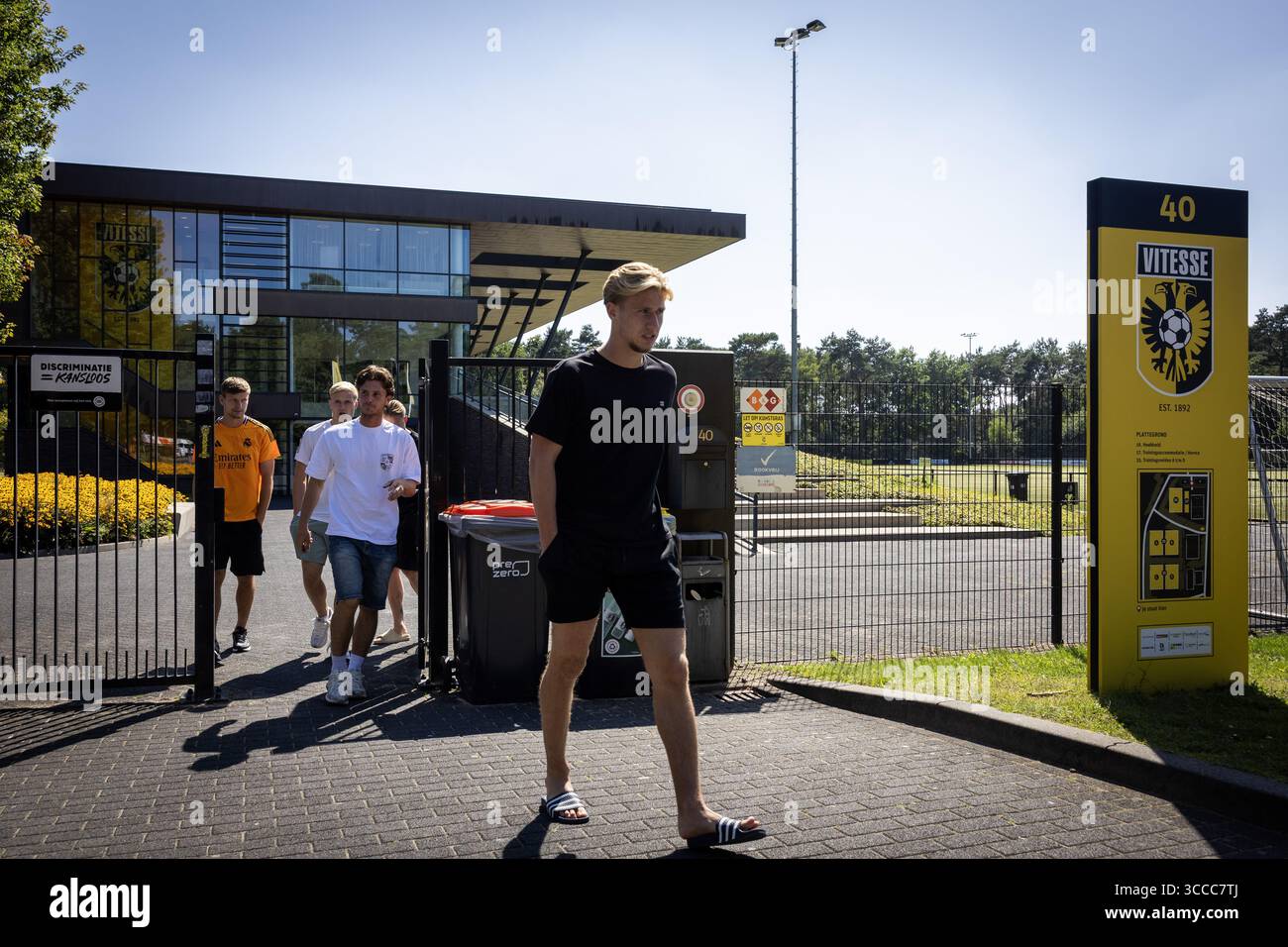 ARNHEM - i calciatori stanno lasciando la struttura di allenamento papendale dove i giocatori della Vitesse si riuniscono ancora una volta. Vitesse non giocherà il calcio professionistico la prossima stagione dopo che il club di Arnhem ha perso un'ingiunzione preliminare contro la KNVB (Royal Dutch Football Association) per riconquistare la sua licenza professionale. ANP VINCENT JANNINK Foto Stock