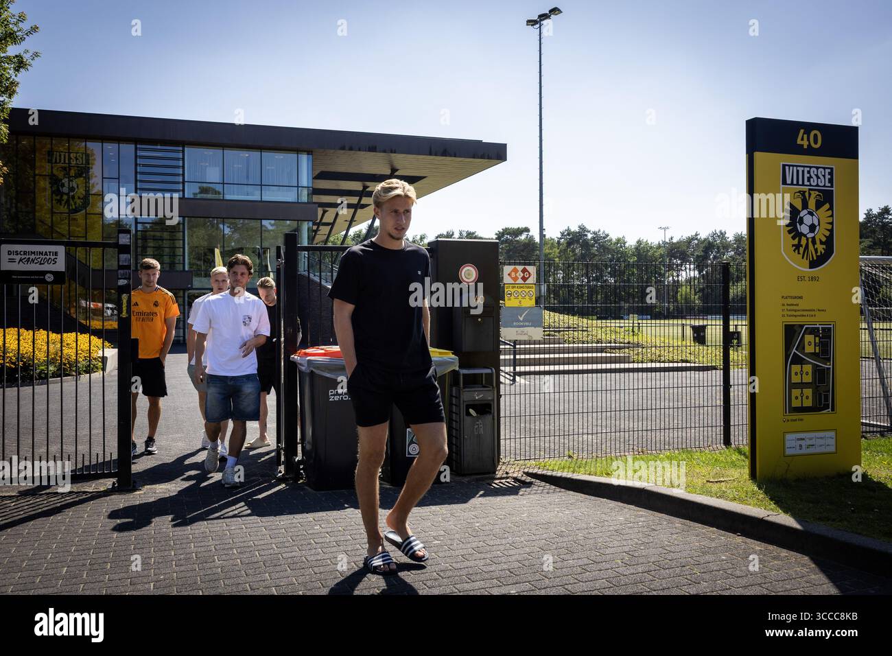 ARNHEM - i calciatori stanno lasciando la struttura di allenamento papendale dove i giocatori della Vitesse si riuniscono ancora una volta. Vitesse non giocherà il calcio professionistico la prossima stagione dopo che il club di Arnhem ha perso un'ingiunzione preliminare contro la KNVB (Royal Dutch Football Association) per riconquistare la sua licenza professionale. ANP VINCENT JANNINK Foto Stock