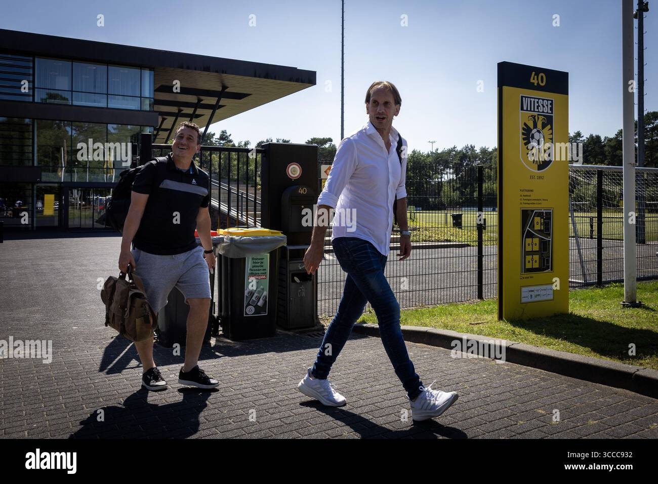 ARNHEM - l'allenatore Vitesse Rudiger Rehm (r) lascia la struttura di allenamento papendale dove i giocatori Vitesse si incontrano ancora una volta. Vitesse non giocherà il calcio professionistico la prossima stagione dopo che il club di Arnhem ha perso un'ingiunzione preliminare contro la KNVB (Royal Dutch Football Association) per riconquistare la sua licenza professionale. ANP VINCENT JANNINK Foto Stock