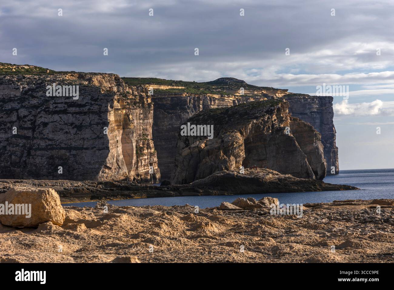 Dwejra Bay, Gozo, Malta, famosa per il Trono di Spade location delle riprese del matrimonio Dothraki, che mette in mostra la costa frastagliata e la bellezza mediterranea. Foto Stock