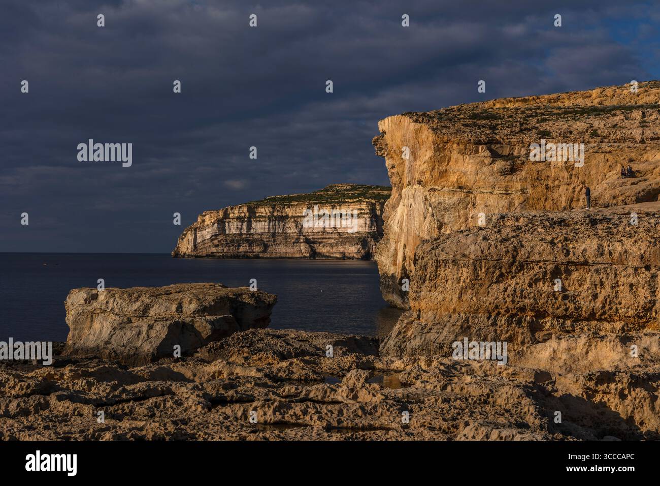Dwejra Bay, Gozo, Malta, famosa per il Trono di Spade location delle riprese del matrimonio Dothraki, che mette in mostra la costa frastagliata e la bellezza mediterranea. Foto Stock