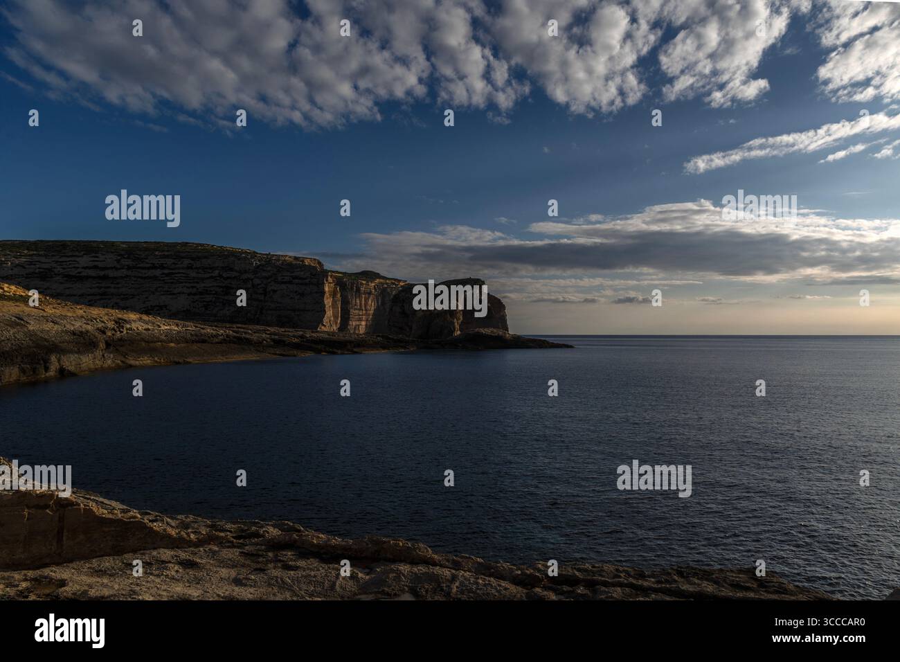Dwejra Bay, Gozo, Malta, famosa per il Trono di Spade location delle riprese del matrimonio Dothraki, che mette in mostra la costa frastagliata e la bellezza mediterranea. Foto Stock