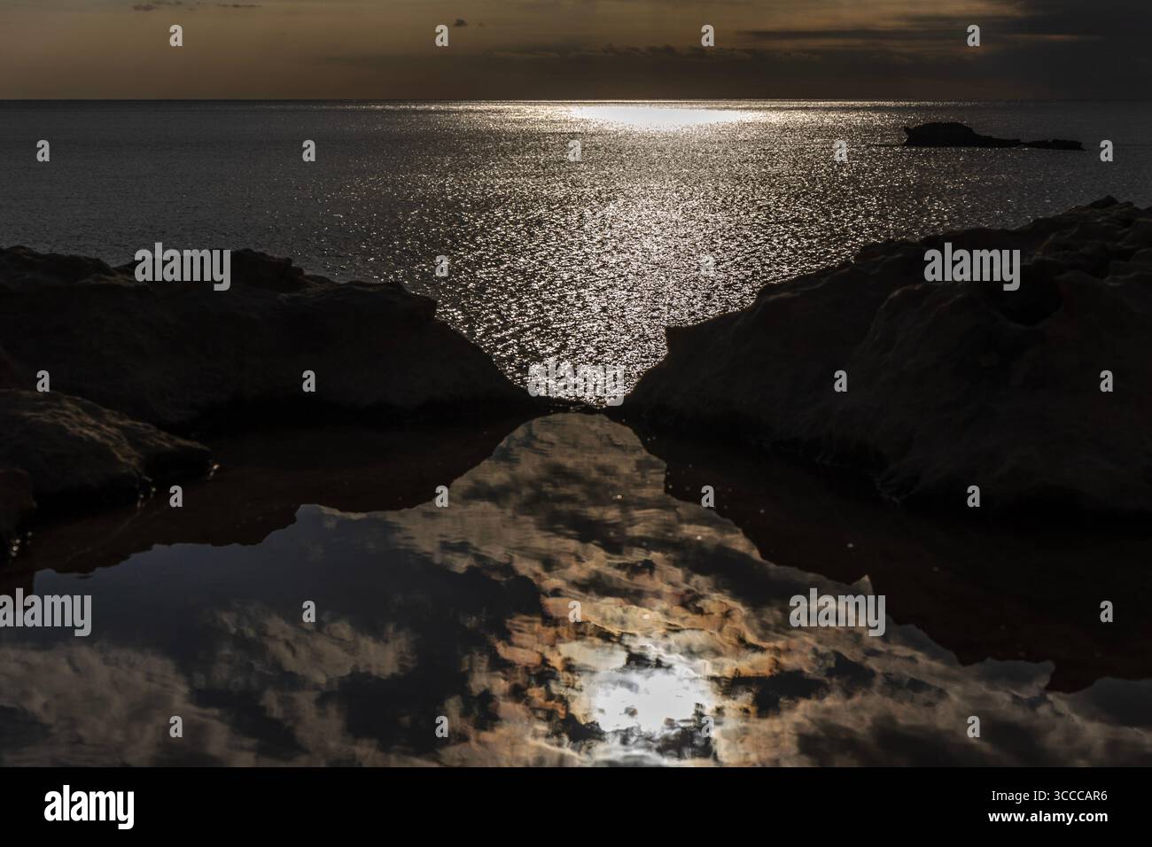 Dwejra Bay, Gozo, Malta, famosa per il Trono di Spade location delle riprese del matrimonio Dothraki, che mette in mostra la costa frastagliata e la bellezza mediterranea. Foto Stock