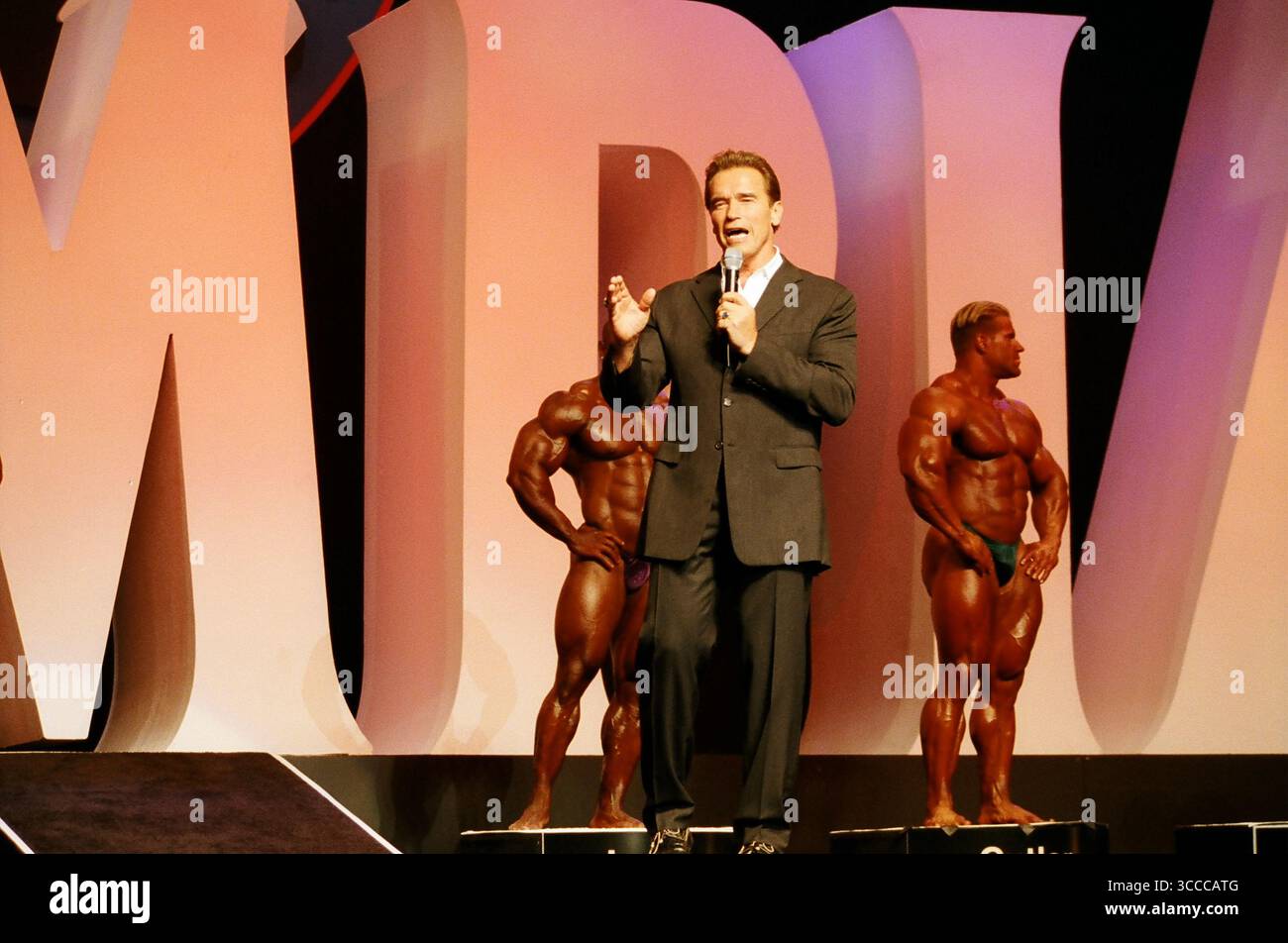 11 ottobre 2023, Las Vegas, Nevada, USA: Arnold Schwarzenegger sul palco al concorso di bodybuilding Mr. Olympia 2004. (Immagine di credito: © Ian L. Sitren/ZUMA Press Wire) Foto Stock