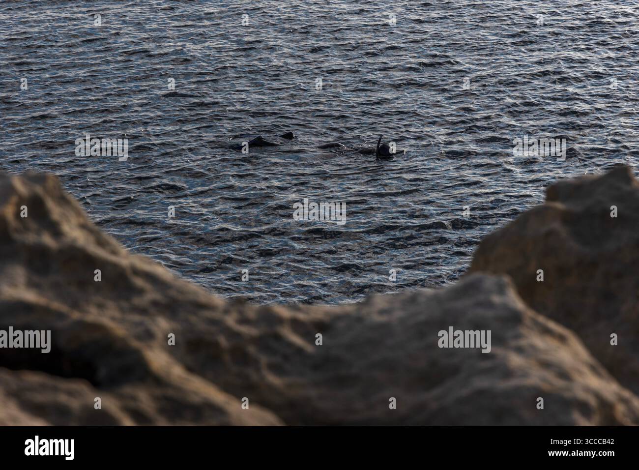 Dwejra Bay, Gozo, Malta, famosa per il Trono di Spade location delle riprese del matrimonio Dothraki, che mette in mostra la costa frastagliata e la bellezza mediterranea. Foto Stock