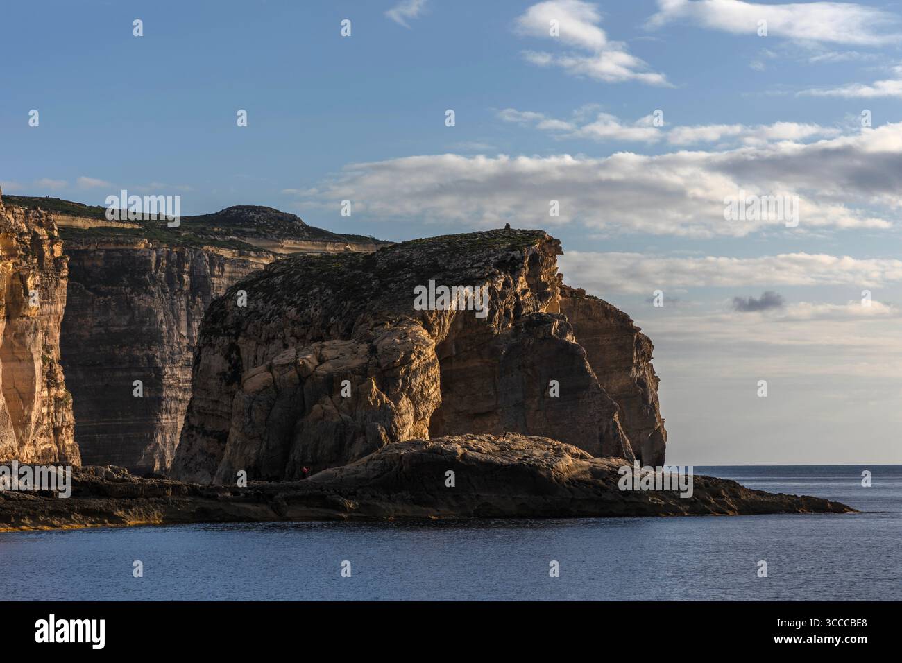 Dwejra Bay, Gozo, Malta, famosa per il Trono di Spade location delle riprese del matrimonio Dothraki, che mette in mostra la costa frastagliata e la bellezza mediterranea. Foto Stock
