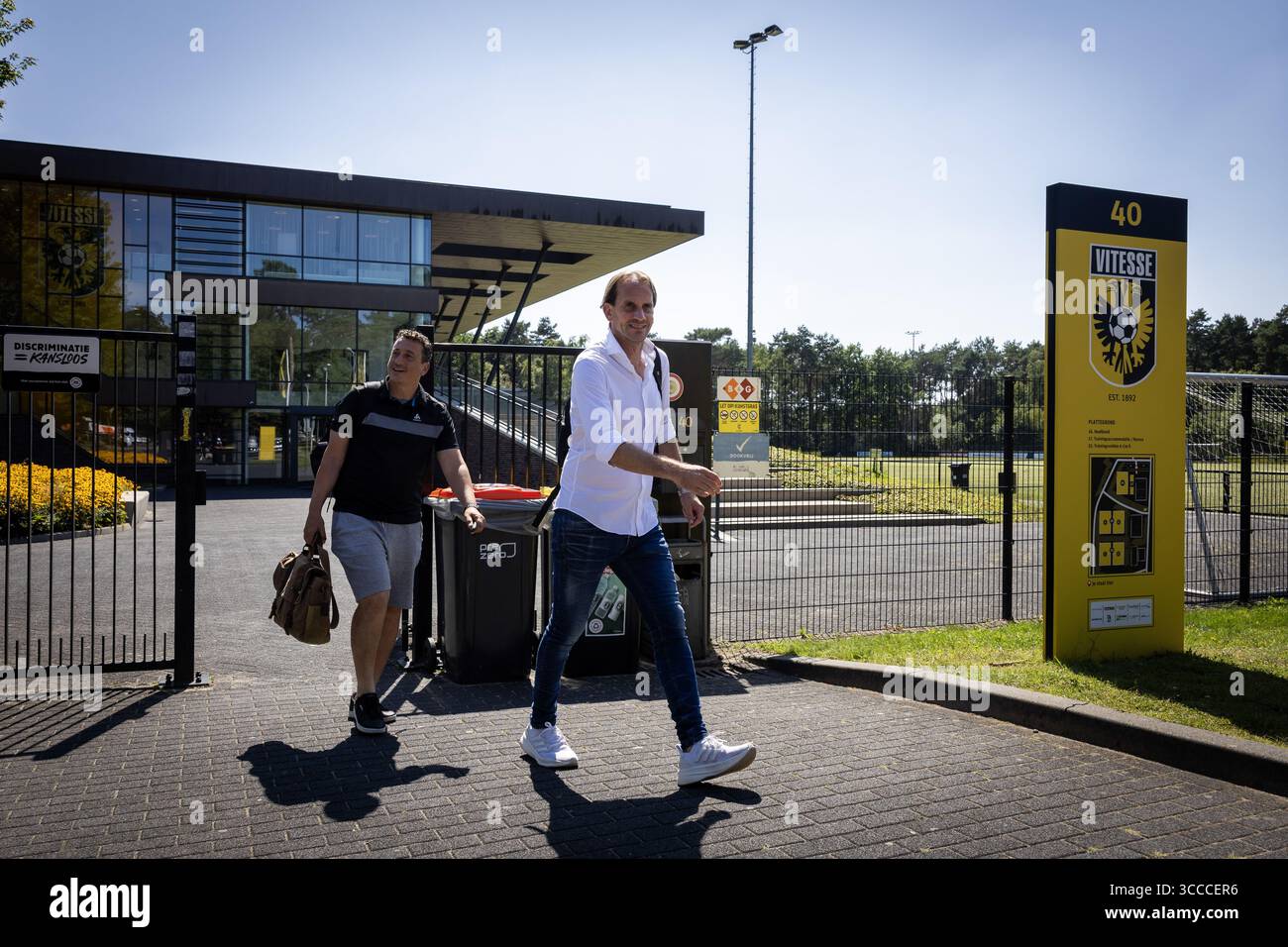 ARNHEM - l'allenatore Vitesse Rudiger Rehm (r) lascia la struttura di allenamento papendale dove i giocatori Vitesse si incontrano ancora una volta. Vitesse non giocherà il calcio professionistico la prossima stagione dopo che il club di Arnhem ha perso un'ingiunzione preliminare contro la KNVB (Royal Dutch Football Association) per riconquistare la sua licenza professionale. ANP VINCENT JANNINK Foto Stock