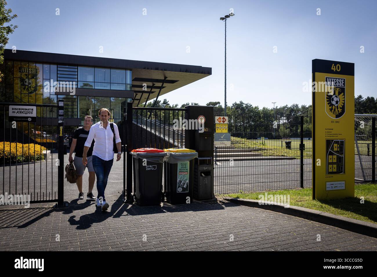 ARNHEM - l'allenatore Vitesse Rudiger Rehm (r) lascia la struttura di allenamento papendale dove i giocatori Vitesse si incontrano ancora una volta. Vitesse non giocherà il calcio professionistico la prossima stagione dopo che il club di Arnhem ha perso un'ingiunzione preliminare contro la KNVB (Royal Dutch Football Association) per riconquistare la sua licenza professionale. ANP VINCENT JANNINK Foto Stock