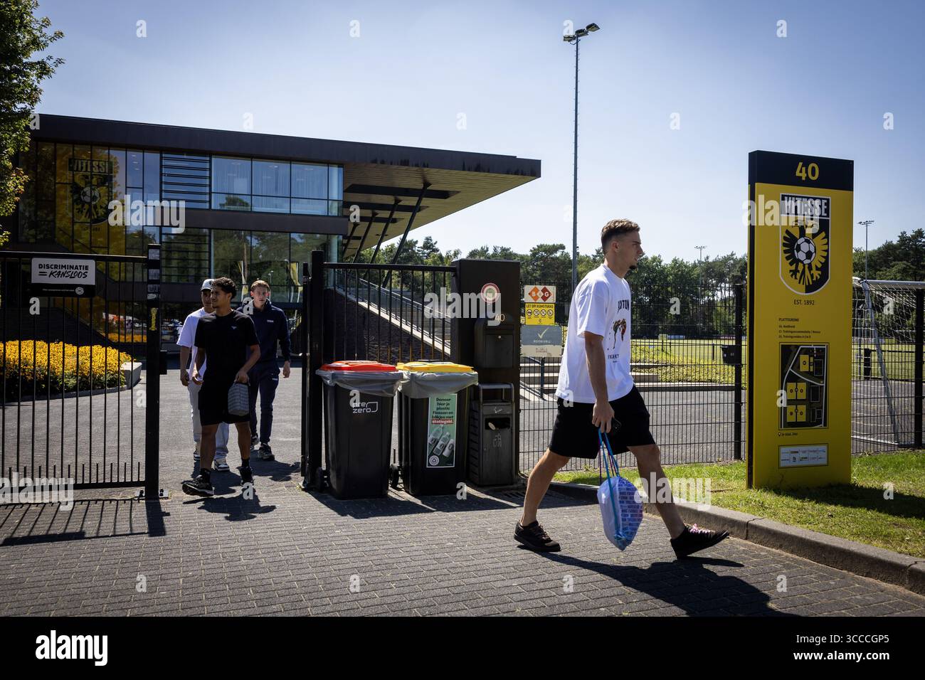 ARNHEM - i calciatori stanno lasciando la struttura di allenamento papendale dove i giocatori della Vitesse si riuniscono ancora una volta. Vitesse non giocherà il calcio professionistico la prossima stagione dopo che il club di Arnhem ha perso un'ingiunzione preliminare contro la KNVB (Royal Dutch Football Association) per riconquistare la sua licenza professionale. ANP VINCENT JANNINK Foto Stock