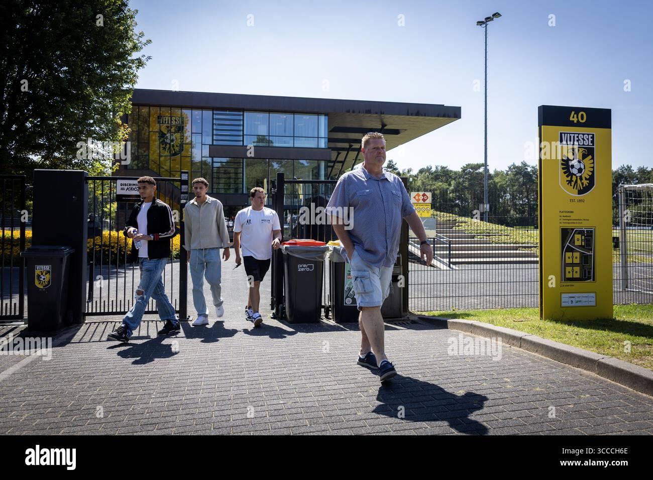 ARNHEM - i calciatori stanno lasciando la struttura di allenamento papendale dove i giocatori della Vitesse si riuniscono ancora una volta. Vitesse non giocherà il calcio professionistico la prossima stagione dopo che il club di Arnhem ha perso un'ingiunzione preliminare contro la KNVB (Royal Dutch Football Association) per riconquistare la sua licenza professionale. ANP VINCENT JANNINK Foto Stock