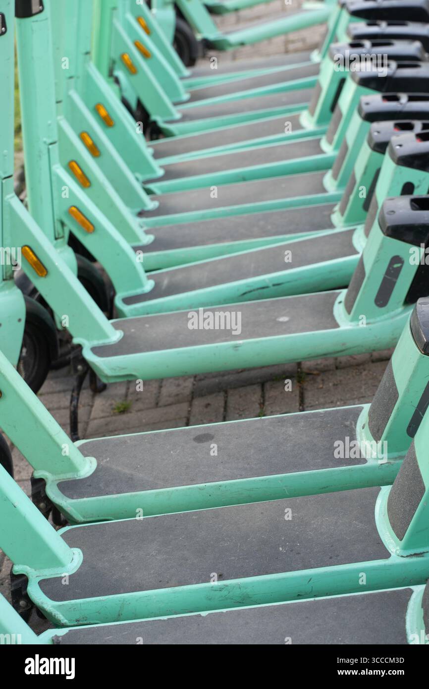 Vista ravvicinata dei ponti scooter elettrici Bolt parcheggiati in fila. Foto Stock