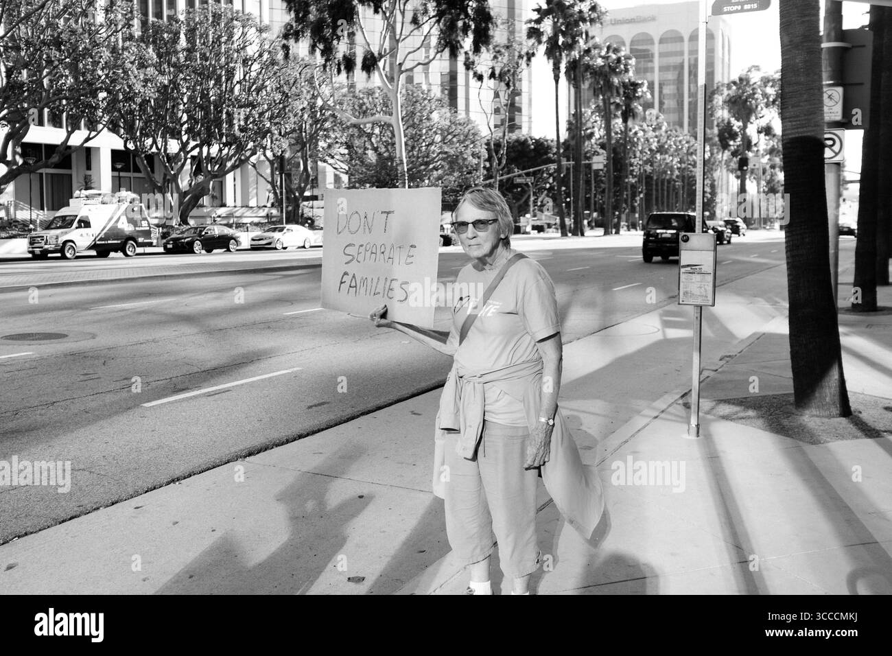 14 giugno 2018, Los Angeles, California, USA: Il 06/14/18 Una donna protesta contro il trattamento degli immigrati da parte dell'amministrazione Trump, separando i bambini immigrati al confine dalle loro famiglie. L'amministrazione Biden ha mantenuto molte delle politiche di detenzione dell'amministrazione precedente e un rapporto reso pubblico dalla richiesta FOIA nell'agosto 2023 scritto da alti funzionari dell'immigrazione presso l'Ufficio per i diritti civili e le libertà civili dell'Ufficio per la sicurezza interna ha definito i casi di trattamento degli immigrati in detenzione sotto l'amministrazione Biden, "barbari" e senza giustificazione Foto Stock