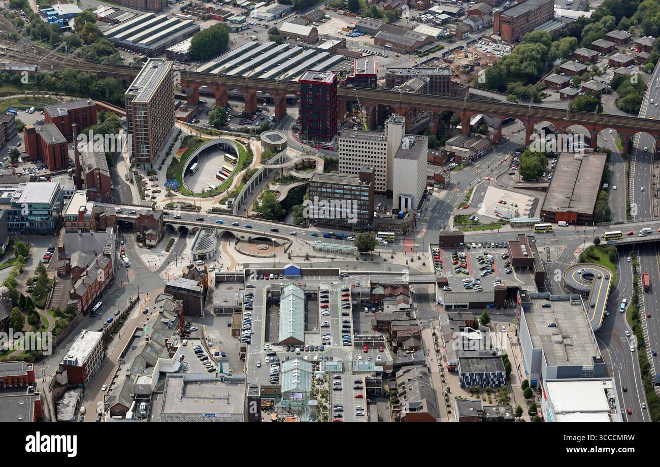 Veduta aerea del centro di Stockport che mostra il nuovo Mersey Square Stockport Bus Interchange and Park, Stockport, Manchester Foto Stock