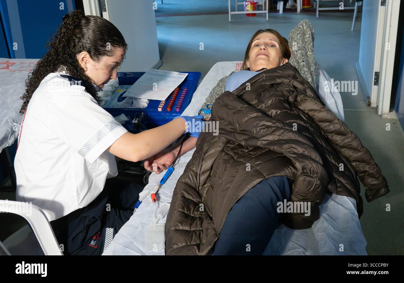 17 ottobre 2023, Gerusalemme, Israele: I volontari donano il sangue al Magen David Adom, il principale EMS israeliano. Israele è impegnato in una guerra contro Hamas della Striscia di Gaza a seguito di un massiccio fuoco missilistico dalla Striscia di Gaza in Israele, infiltrazione di uomini armati nel territorio israeliano, massacro di donne e bambini civili nelle loro case e presa in ostaggio di civili e soldati. 300.000 riservisti sono stati dispiegati e l’aviazione israeliana sta bombardando massicciamente Gaza in preparazione della prossima fase di guerra. (Immagine di credito: © Nir Alon/ZUMA Press Wire) Foto Stock