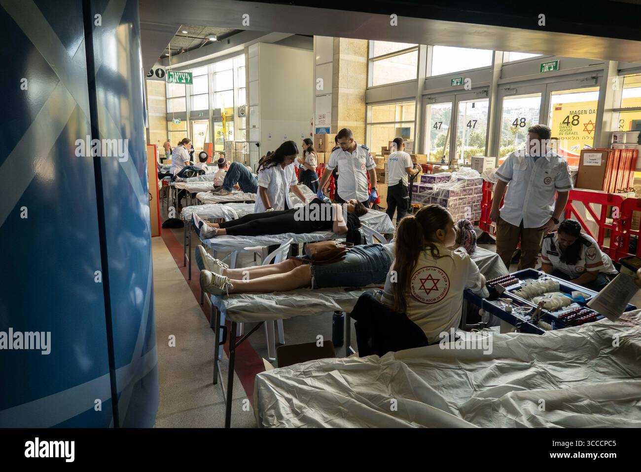 17 ottobre 2023, Gerusalemme, Israele: I volontari donano il sangue a Magen David Adom, Israelâ leader del servizio di pronto soccorso. Israele è impegnato in una guerra contro Hamas della Striscia di Gaza a seguito di un massiccio fuoco missilistico dalla Striscia di Gaza in Israele, infiltrazione di uomini armati nel territorio israeliano, massacro di donne e bambini civili nelle loro case e presa in ostaggio di civili e soldati. 300.000 riservisti sono stati dispiegati e l’aviazione israeliana sta bombardando massicciamente Gaza in preparazione della prossima fase di guerra. (Immagine di credito: © Nir Alon/ZUMA Press Wire) Foto Stock