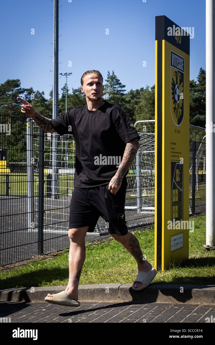 ARNHEM - il calciatore Alexander Büttner arriva alla struttura di allenamento papendale dove i giocatori della Vitesse si incontrano ancora una volta. Vitesse non giocherà il calcio professionistico la prossima stagione dopo che il club di Arnhem ha perso un'ingiunzione preliminare contro la KNVB (Royal Dutch Football Association) per riconquistare la sua licenza professionale. ANP VINCENT JANNINK Foto Stock