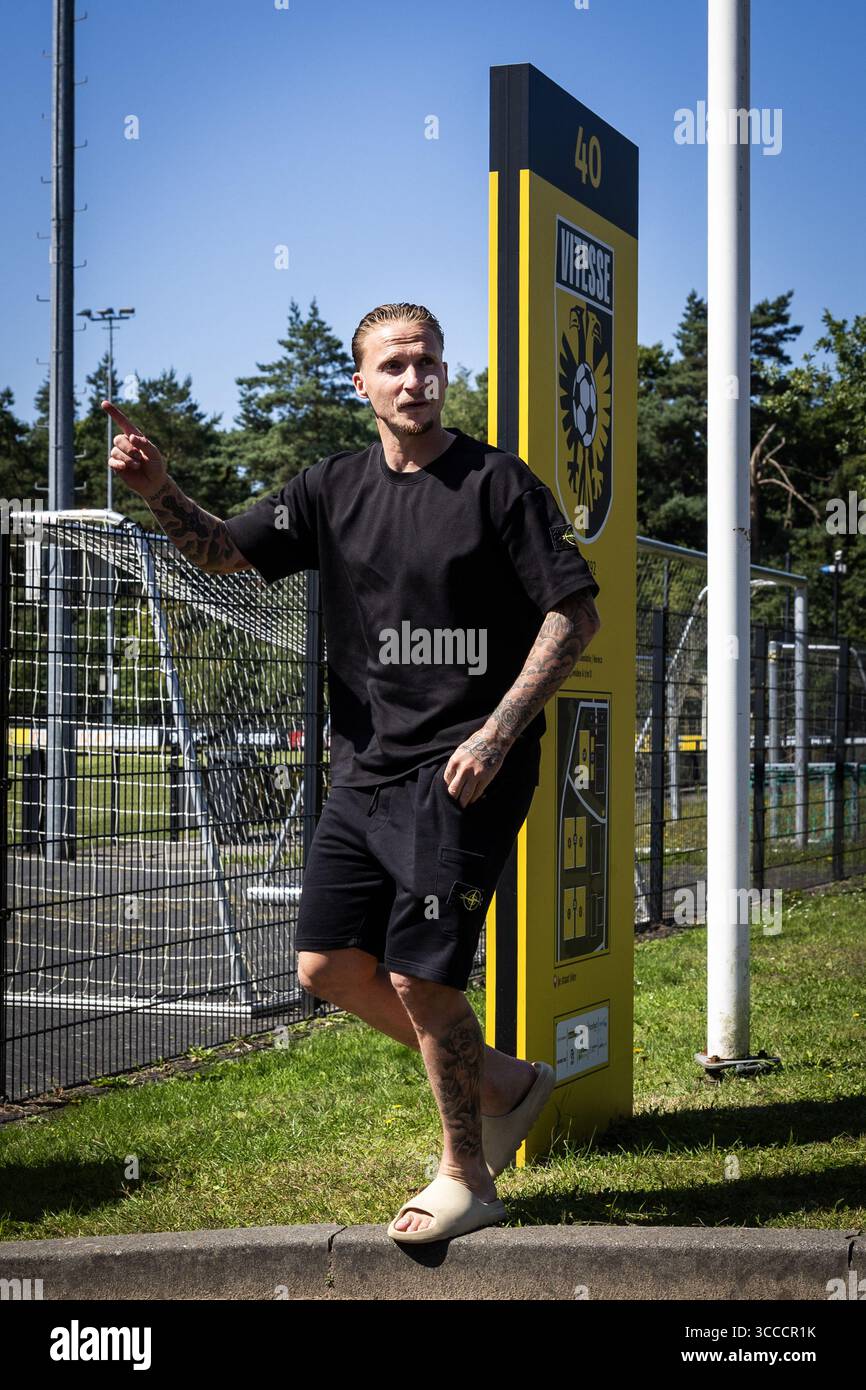 ARNHEM - il calciatore Alexander Büttner arriva alla struttura di allenamento papendale dove i giocatori della Vitesse si incontrano ancora una volta. Vitesse non giocherà il calcio professionistico la prossima stagione dopo che il club di Arnhem ha perso un'ingiunzione preliminare contro la KNVB (Royal Dutch Football Association) per riconquistare la sua licenza professionale. ANP VINCENT JANNINK Foto Stock