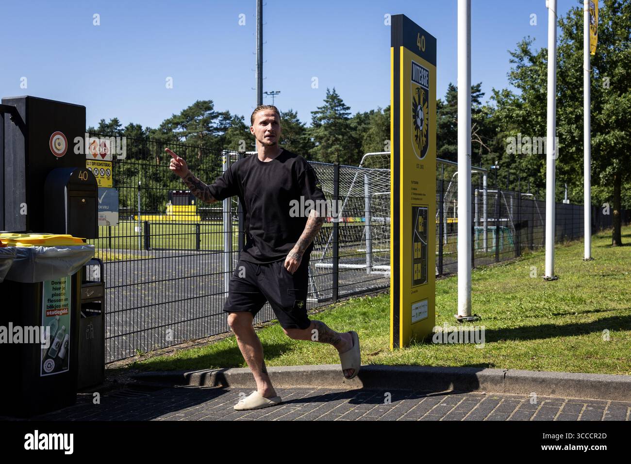 ARNHEM - il calciatore Alexander Büttner arriva alla struttura di allenamento papendale dove i giocatori della Vitesse si incontrano ancora una volta. Vitesse non giocherà il calcio professionistico la prossima stagione dopo che il club di Arnhem ha perso un'ingiunzione preliminare contro la KNVB (Royal Dutch Football Association) per riconquistare la sua licenza professionale. ANP VINCENT JANNINK Foto Stock