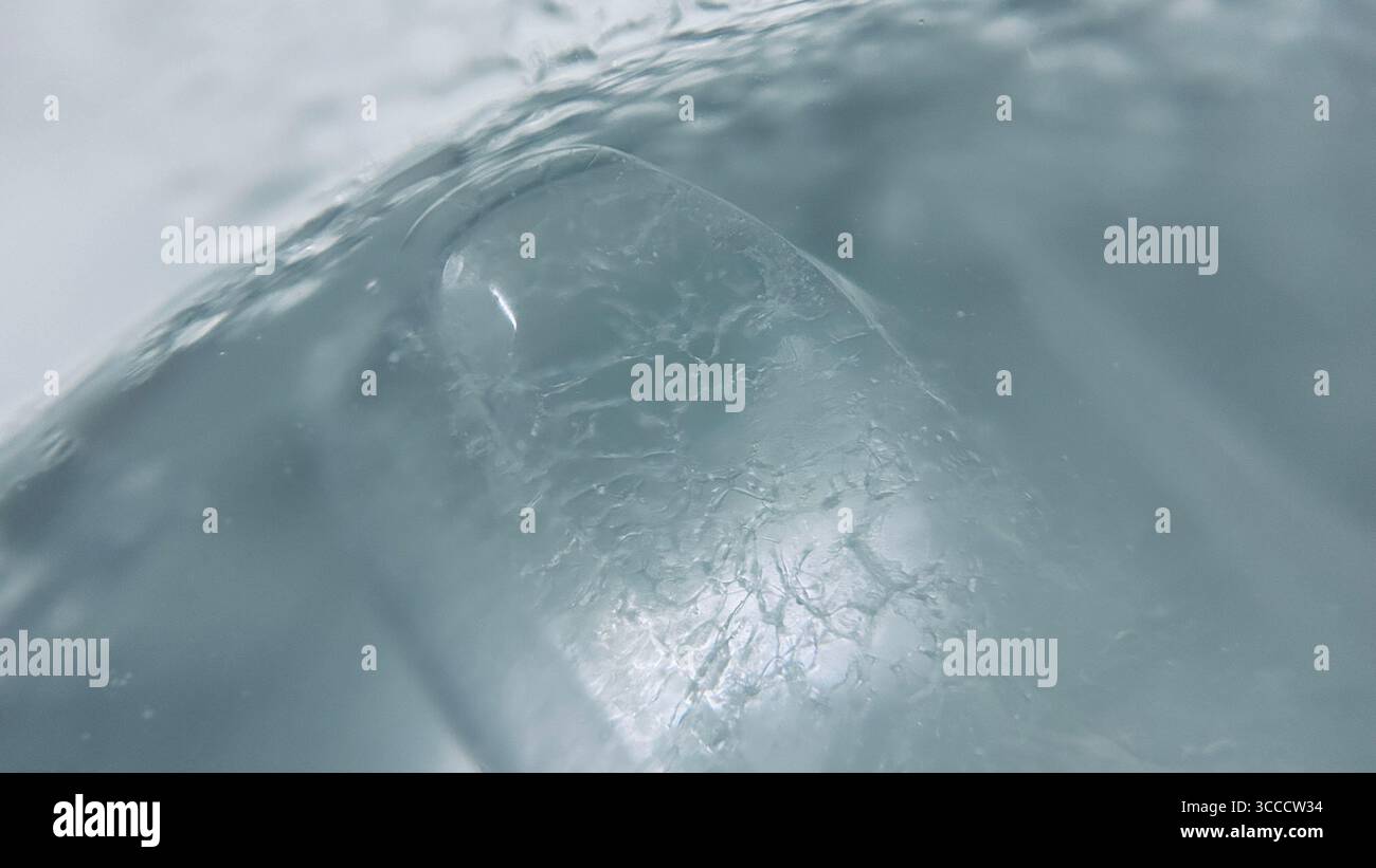 chiudere la consistenza dell'acqua fredda con ghiaccio in un bicchiere Foto Stock