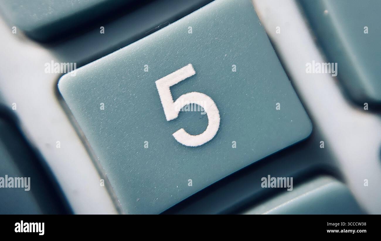 primo piano del tasto di una calcolatrice - Immagine stock catturata con smartphone