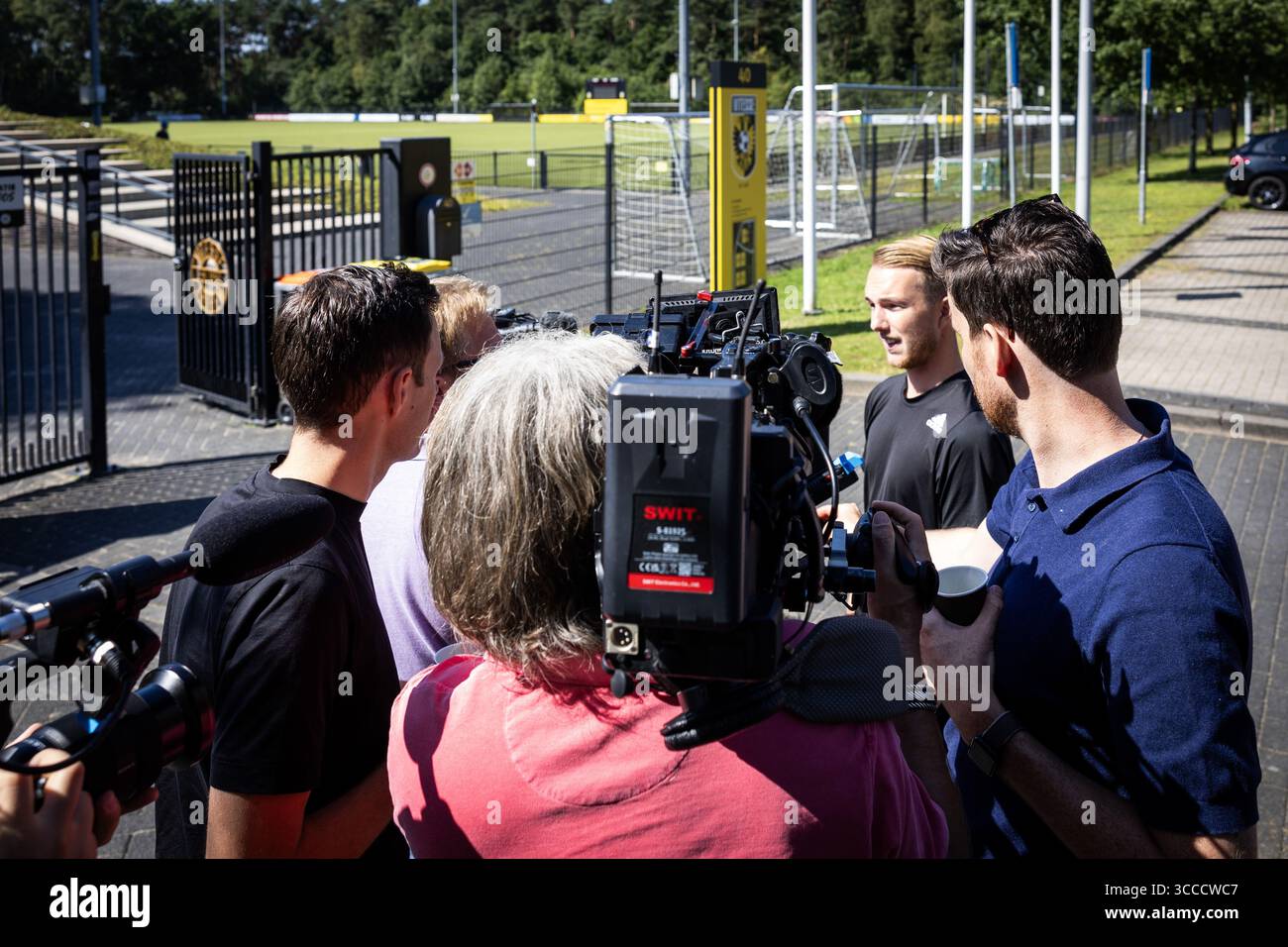 ARNHEM - il calciatore Justin Bakker arriva alla struttura di allenamento papendale dove i giocatori della Vitesse si incontrano ancora una volta. Vitesse non giocherà il calcio professionistico la prossima stagione dopo che il club di Arnhem ha perso un'ingiunzione preliminare contro la KNVB (Royal Dutch Football Association) per riconquistare la sua licenza professionale. ANP VINCENT JANNINK Foto Stock