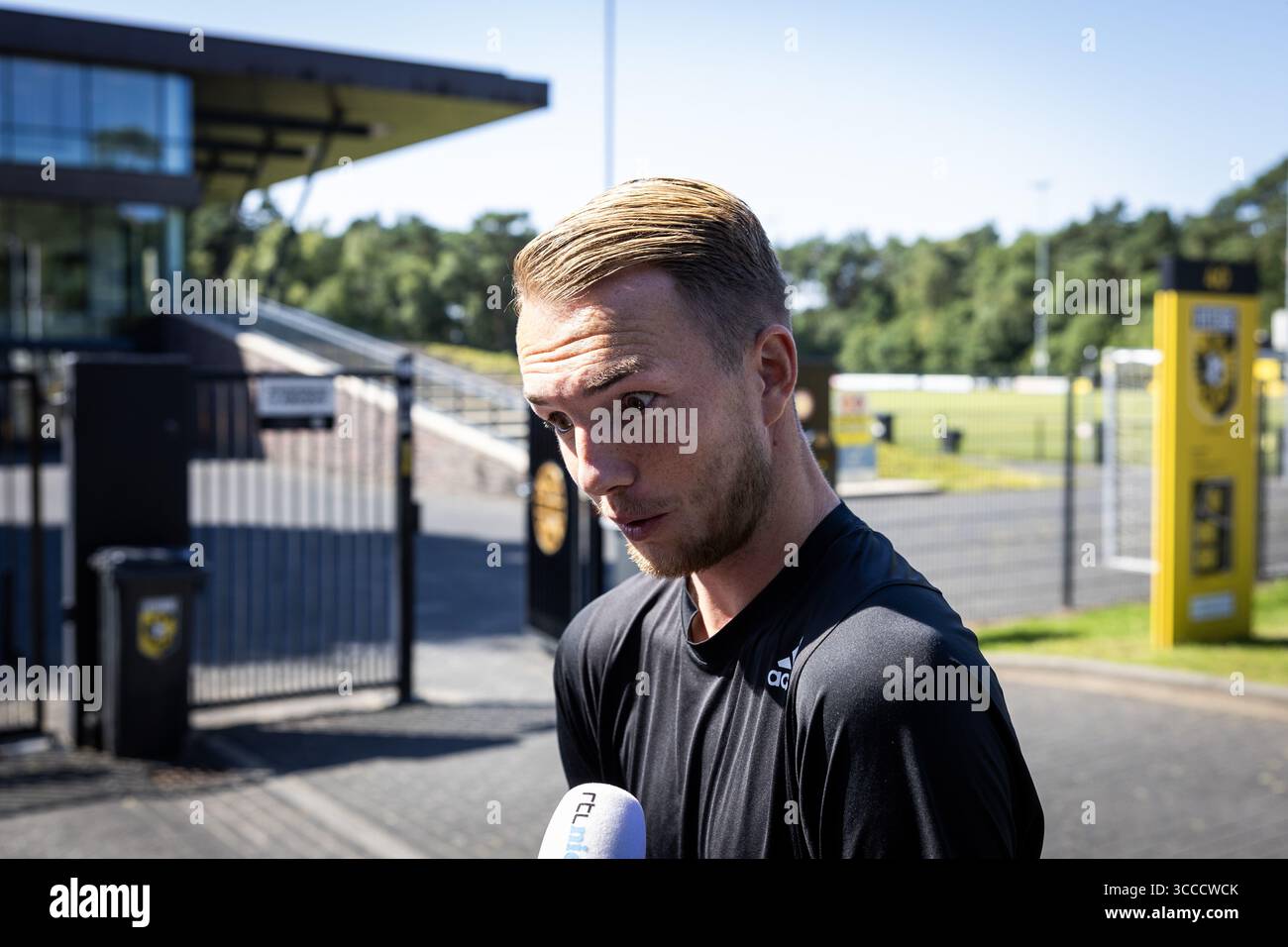 ARNHEM - il calciatore Justin Bakker arriva alla struttura di allenamento papendale dove i giocatori della Vitesse si incontrano ancora una volta. Vitesse non giocherà il calcio professionistico la prossima stagione dopo che il club di Arnhem ha perso un'ingiunzione preliminare contro la KNVB (Royal Dutch Football Association) per riconquistare la sua licenza professionale. ANP VINCENT JANNINK Foto Stock