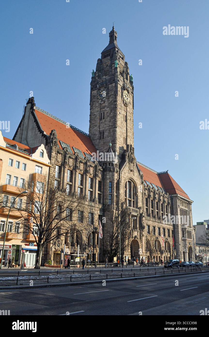 Berlino, Germania. Vista frontale dell'edificio amministrativo Sozialamt Charlottenburg-Wilmersdorf con la sua caratteristica facciata in pietra e la torre centrale Foto Stock