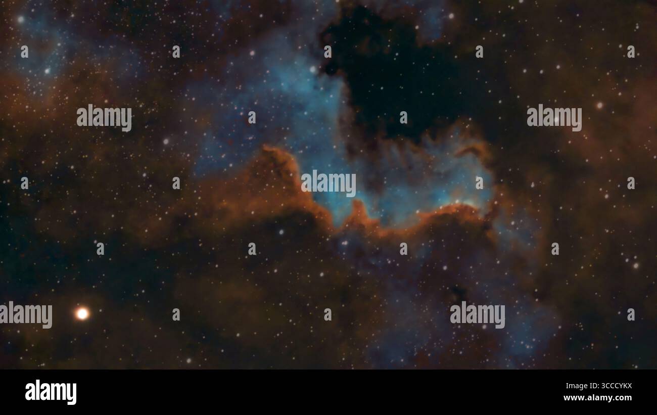 Wimbledon, Londra, Regno Unito, 10 agosto 2025. Il muro di Cygnus fotografato sopra Londra, Regno Unito il 10 agosto 2025 - la regione che forma una stella luminosa fa parte dell'NGC 7000, la Nebulosa del Nord America. La nebulosa è a 2.600 anni luce dalla Terra. Questa immagine a falsi colori è un'interpretazione della tavolozza dei colori di Hubble. Crediti: Malcolm Park Foto Stock