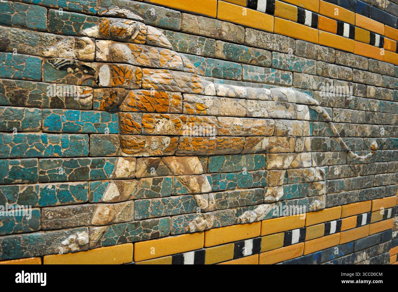 Berlino, Germania. Primo piano di un rilievo di leone striato dalla via processuale babilonese presso la porta Ishtar, realizzato in mattoni smaltati e che simboleggia Isht Foto Stock