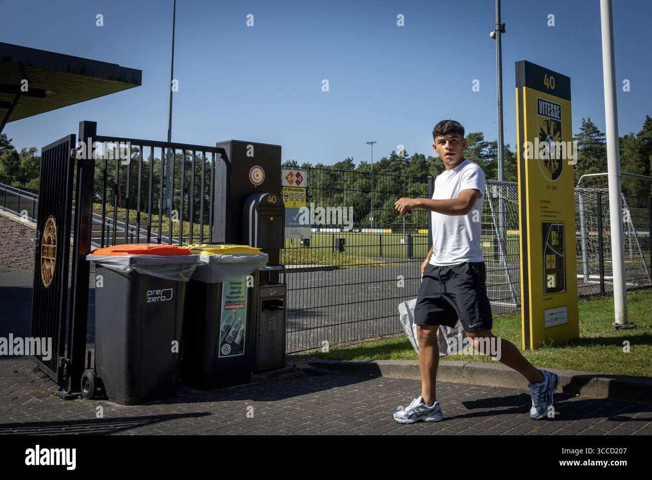 ARNHEM - il calciatore Irakli Yegoian arriva alla struttura di allenamento papendale dove i giocatori della Vitesse si incontrano ancora una volta. Vitesse non giocherà il calcio professionistico la prossima stagione dopo che il club di Arnhem ha perso un'ingiunzione preliminare contro la KNVB (Royal Dutch Football Association) per riconquistare la sua licenza professionale. ANP VINCENT JANNINK Foto Stock