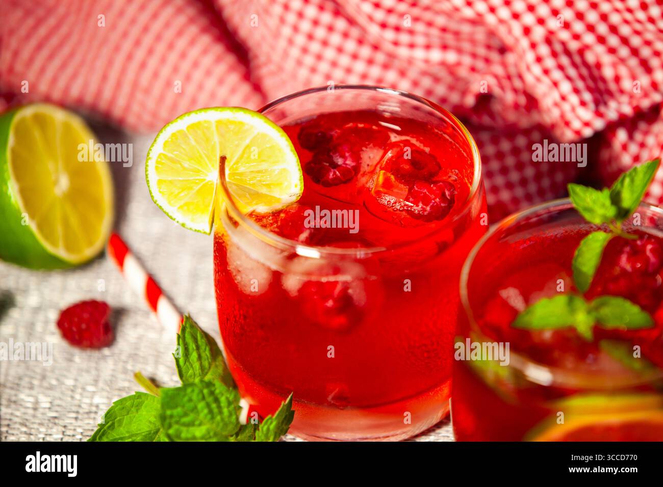 Audace bevanda di bacche con lime in una luce dura - intensità estiva e freschezza catturate. Foto Stock