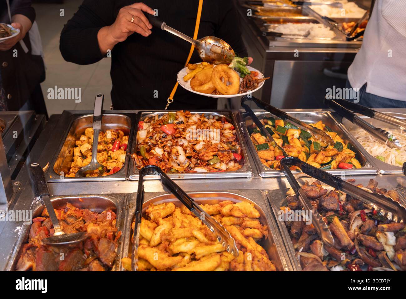 Mangiate quanto volete in un ristorante cinese a Chinatown l'8 agosto 2025 a Londra, Regno Unito. Molte persone mangiano cibi contrattati in modo responsabile e offrono un grande valore ai consumatori, tuttavia permangono preoccupazioni sui livelli di obesità nel Regno Unito, soprattutto con alimenti contenenti alti livelli di grassi e zucchero. L'obesità è una condizione medica in cui il grasso corporeo in eccesso si è accumulato nella misura in cui può avere un effetto negativo sulla salute. Foto Stock