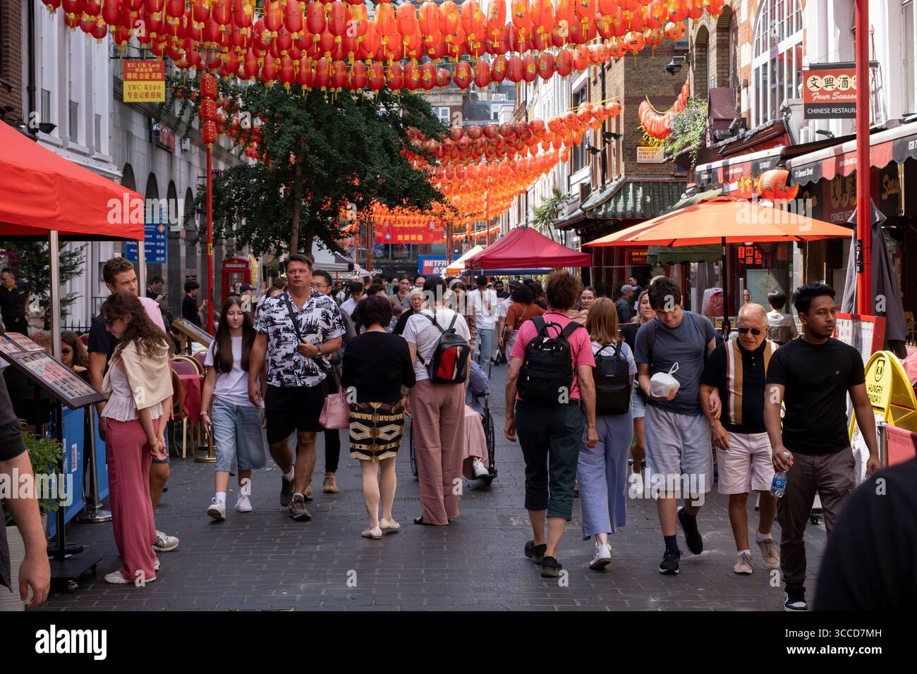 Scena di strada a Chinatown l'8 agosto 2025 a Londra, Regno Unito. Chinatown è un'enclave etnica confinante con Soho e attualmente occupa l'area intorno a Gerrard Street. Contiene un certo numero di ristoranti cinesi, panetterie, supermercati, negozi di souvenir e altre aziende a gestione cinese. Foto Stock
