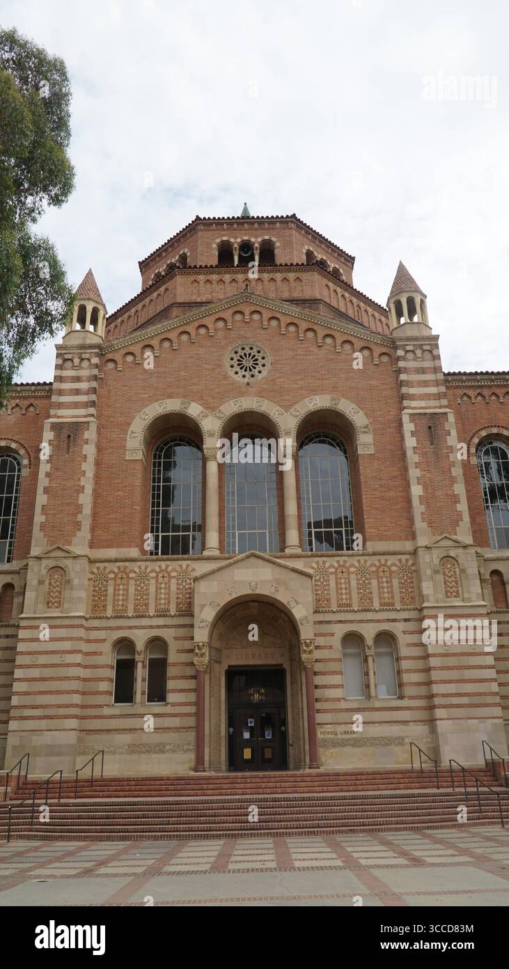 Facciata anteriore della Powell Library presso l'Università della California, Los Angeles, che mostra la sua architettura romanica e intricati lavori in muratura Foto Stock