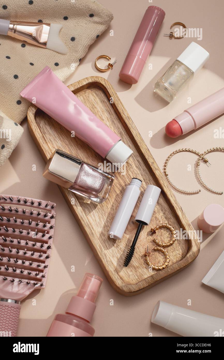 Prodotti di bellezza, sottofondo piatto con prodotti per la cura della pelle, cura dei capelli e trucco su sfondo beige pieno di ombre, nostalgico estetica retrò, top vi Foto Stock