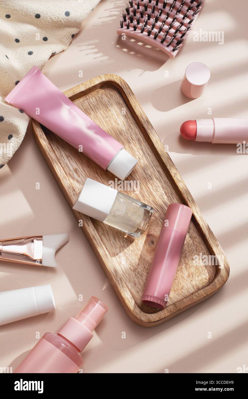 Prodotti di bellezza, sottofondo piatto con prodotti per la cura della pelle, cura dei capelli e trucco su sfondo beige pieno di ombre, nostalgico estetica retrò, top vi Foto Stock