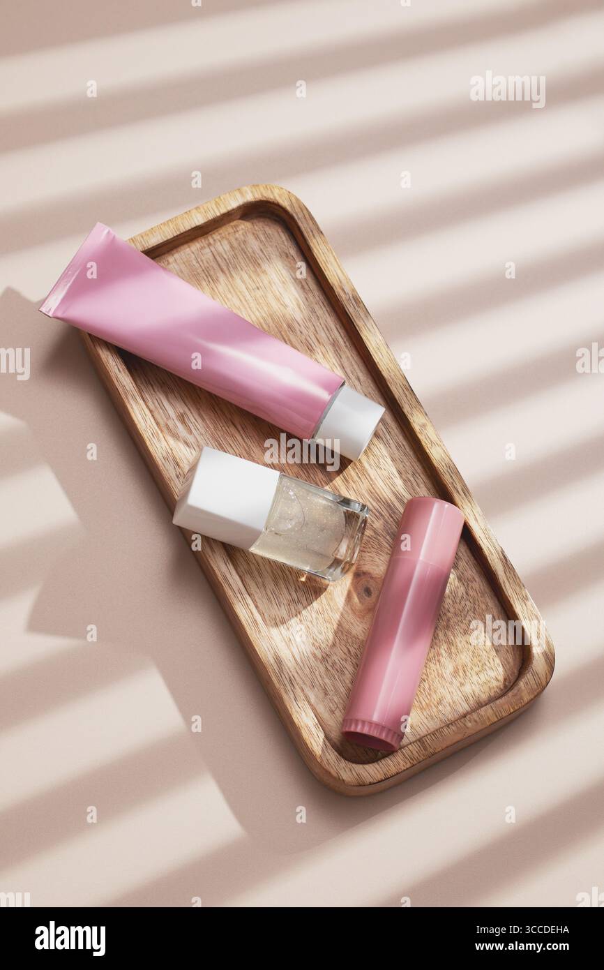 Prodotti di bellezza, sottofondo piatto con prodotti per la cura della pelle, cura dei capelli e trucco su sfondo beige pieno di ombre, nostalgico estetica retrò, top vi Foto Stock
