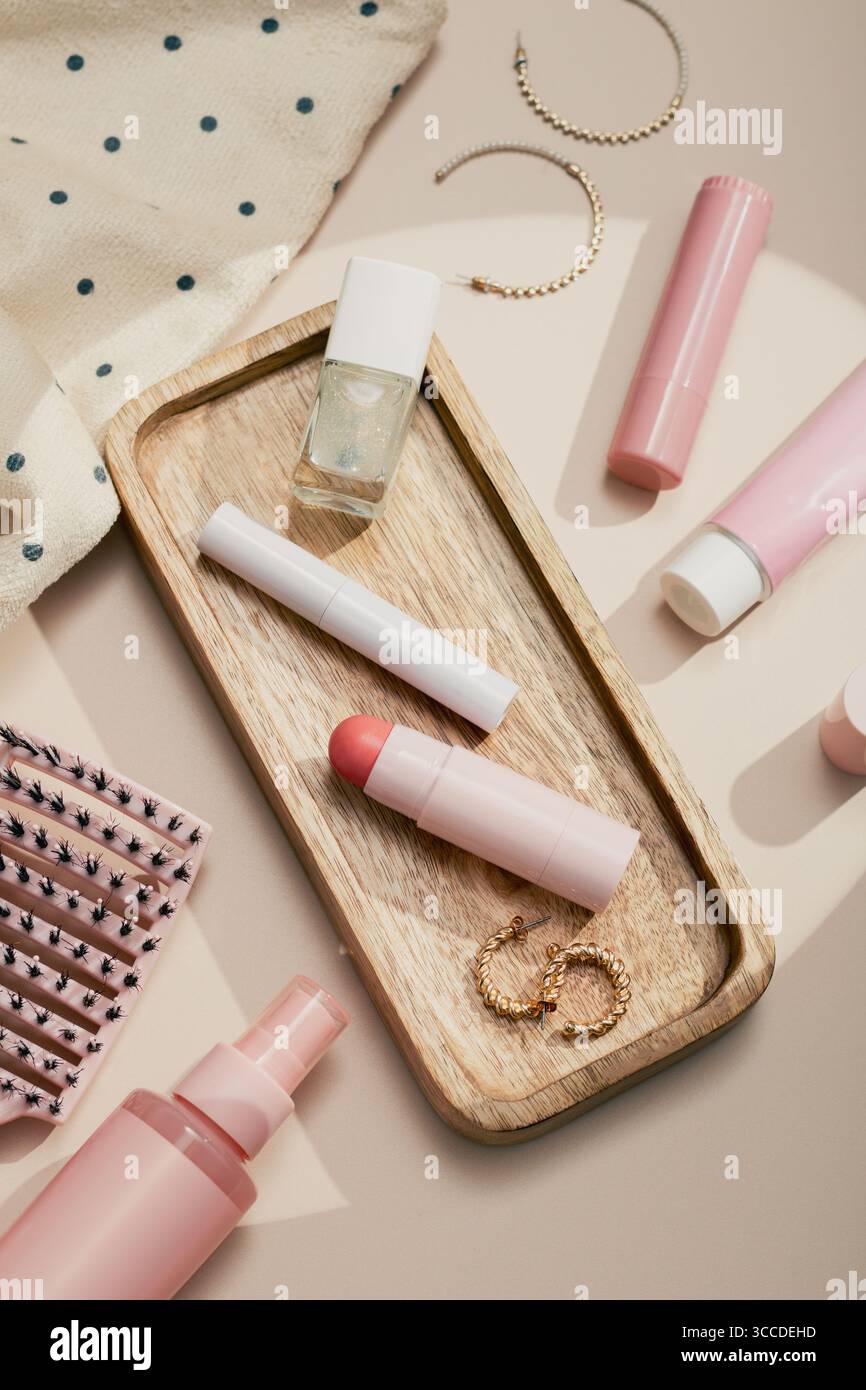 Prodotti di bellezza, sottofondo piatto con prodotti per la cura della pelle, cura dei capelli e trucco su sfondo beige pieno di ombre, nostalgico estetica retrò, top vi Foto Stock