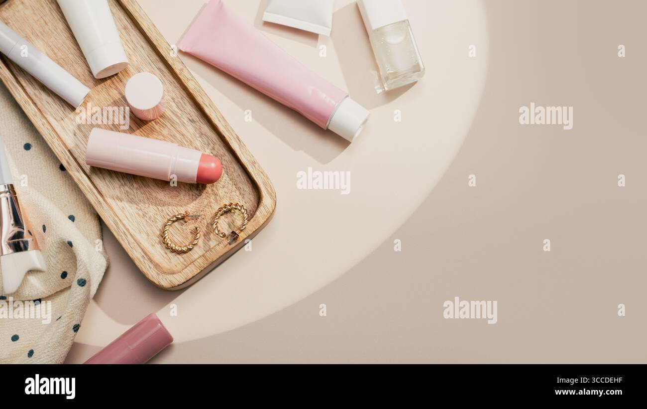 I prodotti di bellezza incorniciano lo sfondo piatto con prodotti per la cura della pelle, la cura dei capelli e il trucco su sfondo beige pieno di ombre, nostalgica estetica retrò, Foto Stock