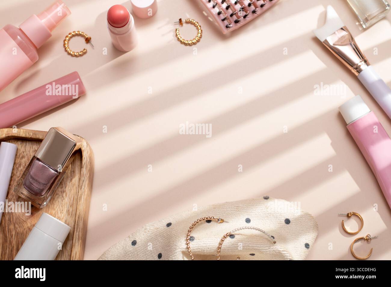 I prodotti di bellezza incorniciano lo sfondo piatto con prodotti per la cura della pelle, la cura dei capelli e il trucco su sfondo beige pieno di ombre, nostalgica estetica retrò, Foto Stock