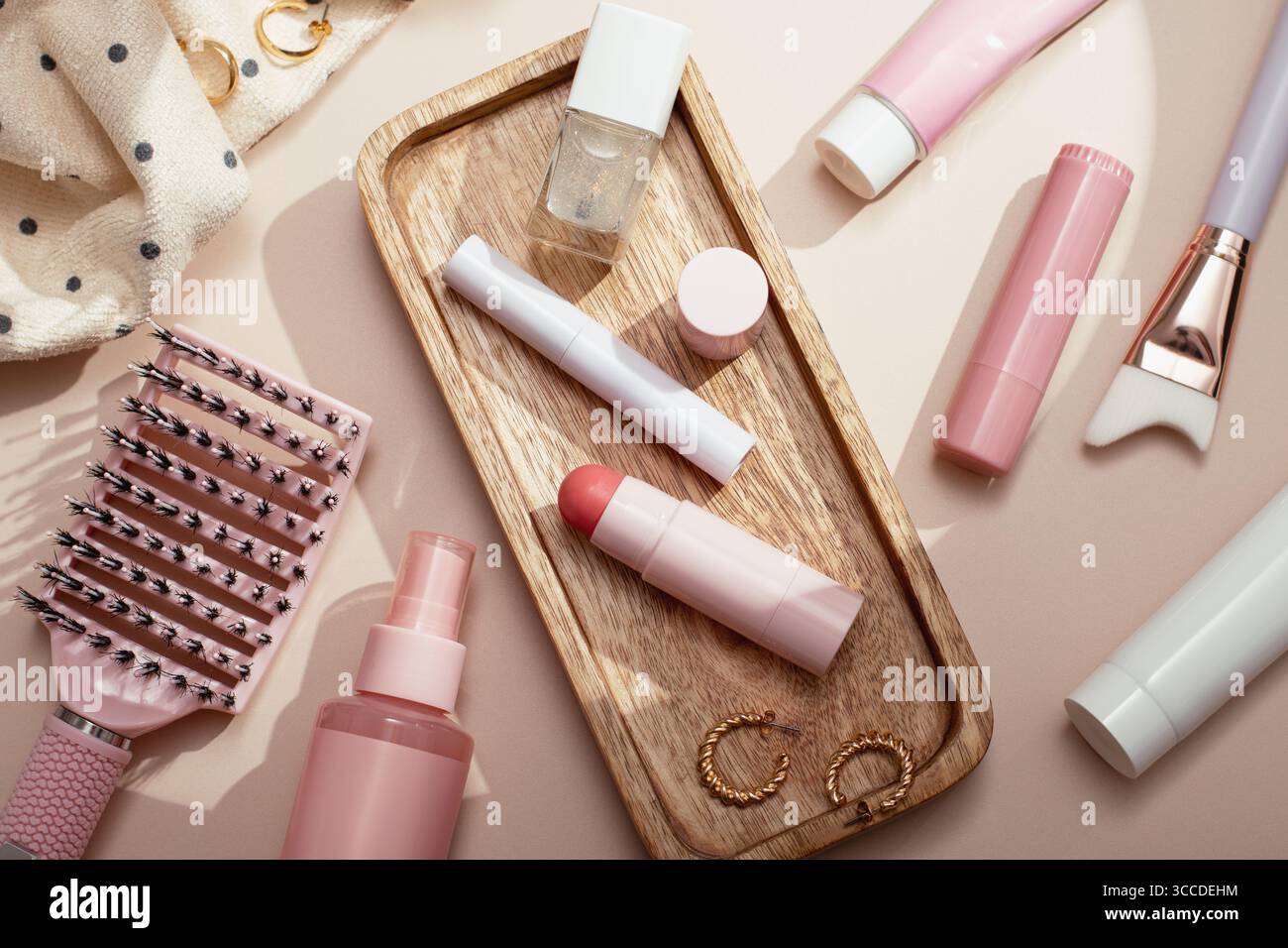 Prodotti di bellezza, sottofondo piatto con prodotti per la cura della pelle, cura dei capelli e trucco su sfondo beige pieno di ombre, nostalgico estetica retrò, top vi Foto Stock