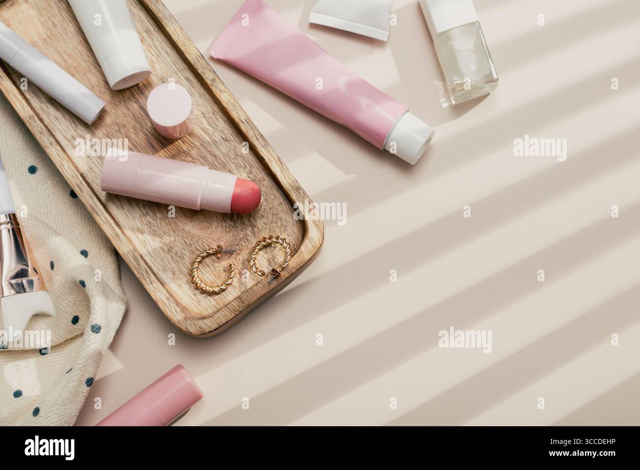 I prodotti di bellezza incorniciano lo sfondo piatto con prodotti per la cura della pelle, la cura dei capelli e il trucco su sfondo beige pieno di ombre, nostalgica estetica retrò, Foto Stock