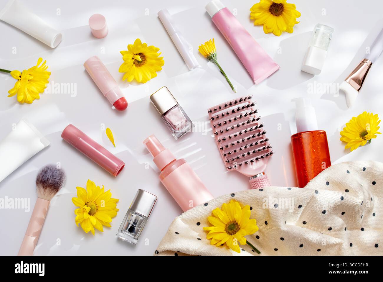 Prodotti di bellezza sfondo piatto con fiori, prodotti per la cura della pelle, prodotti per il trucco e la cura dei capelli sfondo bianco pieno di ombre, cura della pelle primaverile, vista dall'alto Foto Stock