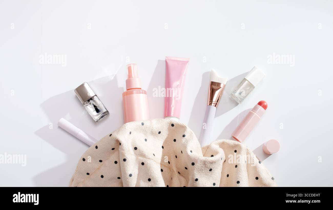 I prodotti di bellezza incorniciano lo sfondo piatto con citazione primaverile per la cura dei capelli e articoli per il trucco su sfondo bianco pieno di ombre, nostalgico retr Foto Stock